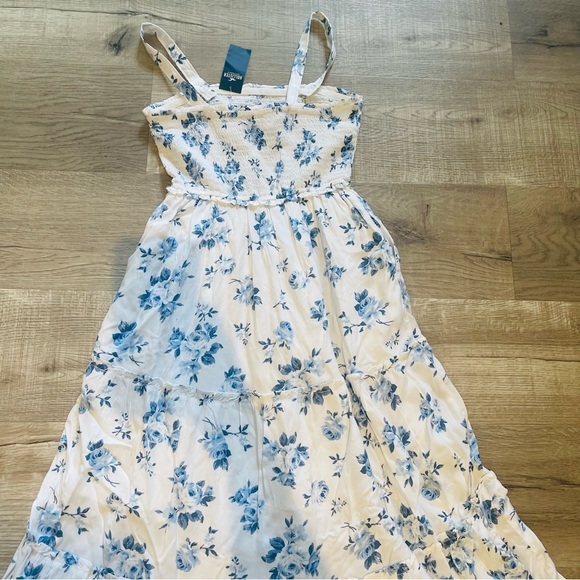 Brand New with tags, Hollister Blue White Floral Long Short Dress XS Brand New with tags, Hollister Blue White Floral Long Short Dress XS